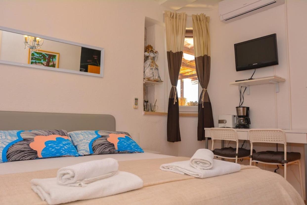 Apartment And Room Sveti Jakov Dubrovnik Bagian luar foto